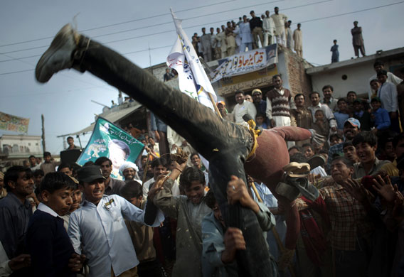 3 March 2009: Narowal, Pakistan: Men destroy an effigy of president Asif Ali Zardari