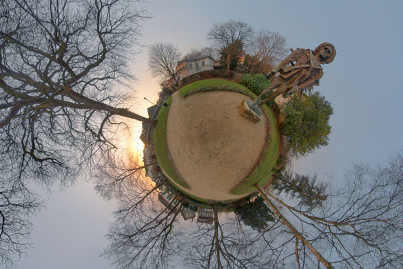 Alexandre Duret-Lutz  : 360 degree photo of a wooden statue