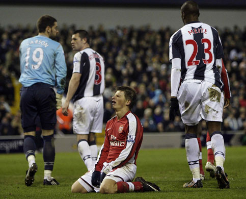 Premier League: Arshavin reacts after missing a chance 