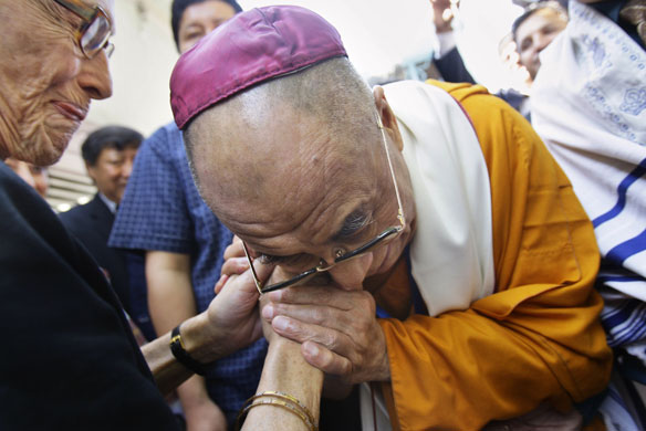 24 hours: Dalai Lama prays at synagogue in New Delhi