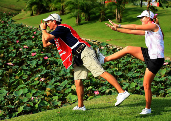 24sport: golfer fooling around