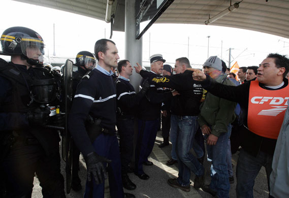 Eurotunnel : protesting Seafrance at Eurotunnel station