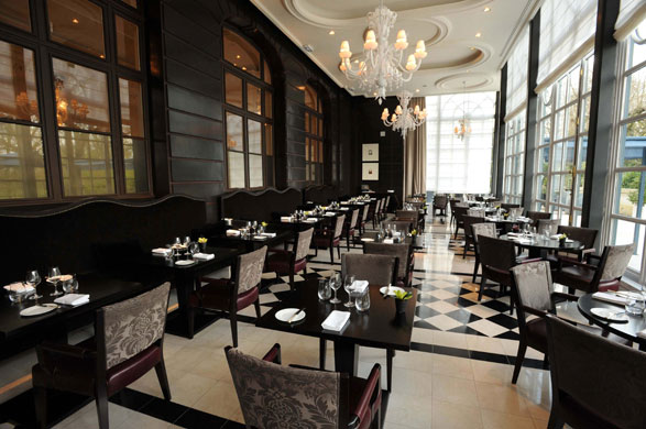 Gordon Ramsay: Gordon Ramsay au Trianon restaurant, Versailles, France.