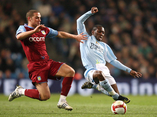 Prem League Wed: Wright-Phillips and Young stretch for the ball