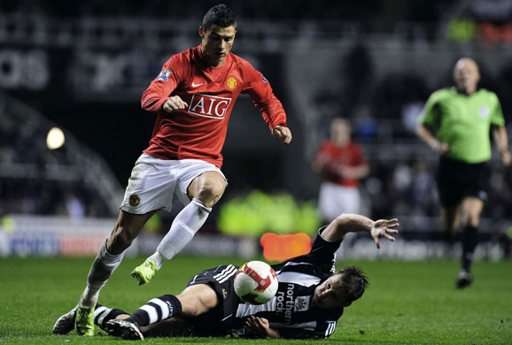 Prem League Wed: Alan Smith slides in on Ronaldo