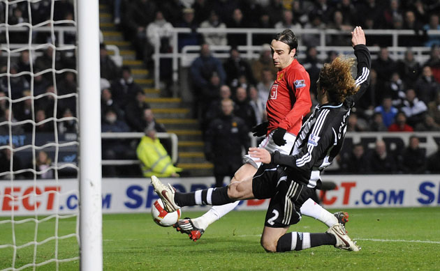 Prem League Wed: Berbatov scores