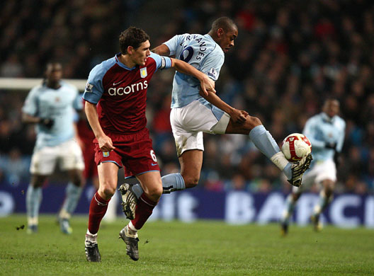 Prem League Wed: Fernades and Barry battle for the ball