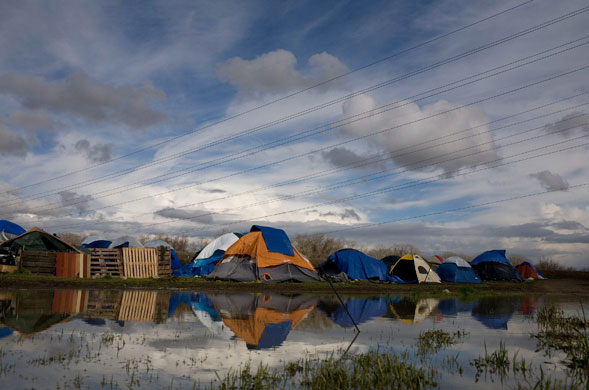 24 hours in pictures : a homeless tent city in Sacramento, California