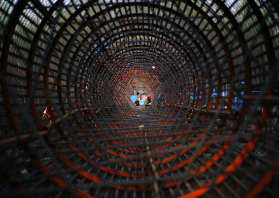 8 March 2009: Migrant workers at the construction site of the Wuhan Erqi Yangtze bridge