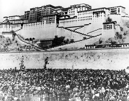 Tibetan uprising: 17 March 1959: Thousands of Tibetan women surround the Potala Palace
