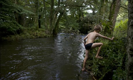 Kids and nature : Climbing out of the River Avon