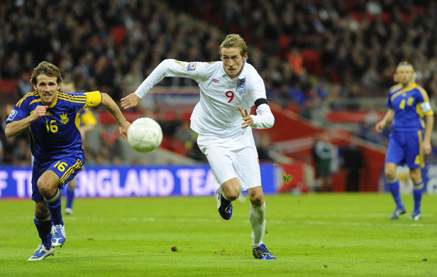 England v Ukraine: Crouch chases the ball