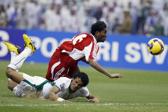 World Cup 2010 Qualifiers: Saudi Arabia's Nayaf Hazazi fights for the ball with UAE's Fares