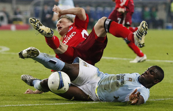 24sport: Manchester City's Richards tackles Hamburg SV's Olic