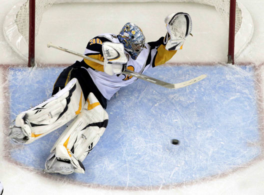 24sport: Ryan Miller makes a save