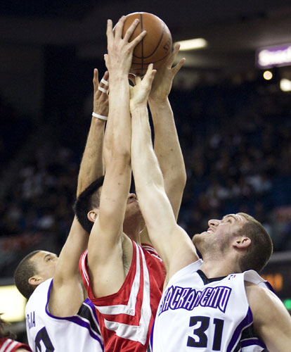 24sport: Houston Rockets Yao Ming battles for a rebound