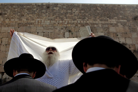 guide to dating jewish men. 24 hours in pictures: Jerusalem, Israel: A Jewish man during the Priestly 