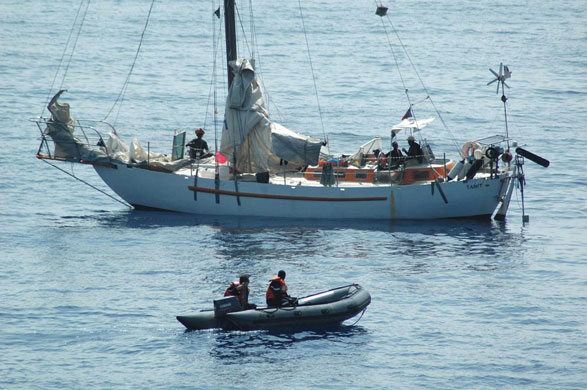 Tanit yacht hijack: The French army negotiate with the Somali pirates onboard the Tanit