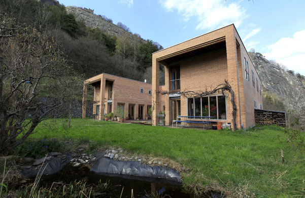 Peter Zumthor architect: The Raeth twin house built by Swiss architect Peter Zumthor in Switzerland