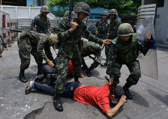 Thailand clashes : Thai soldie4rs arrest a protestor 