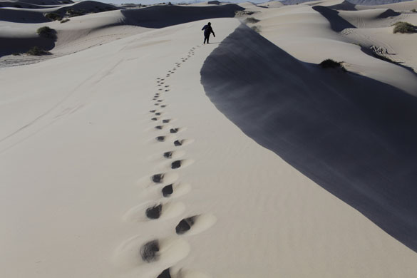 14 April 2009: Samalayuca, Mexico: A woman walks in a desert