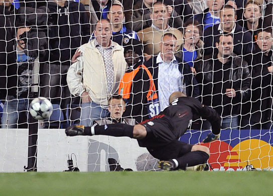 Chelsea v Liverpool: Jose Reina