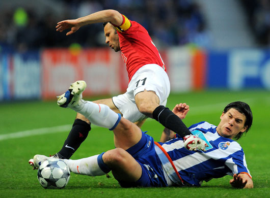 Porto v Manchester United: Cristian Sapunaru goes in hard on Ryan Giggs