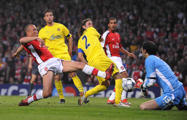Arsenal v Villarreal: Silvestre can't quite reach Fabregas' freekick