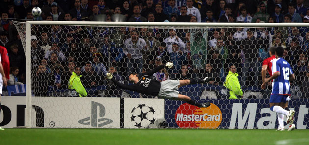 Porto v Manchester United: Van Der Sar dives