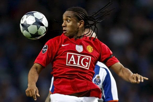 Porto v Manchester United: Anderson keeps an eye on the ball