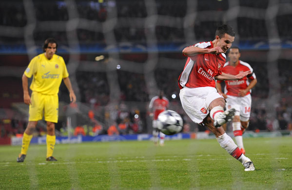 Arsenal v Villarreal: Robin Van Persie scores from the spot as his old team mate Pires watches