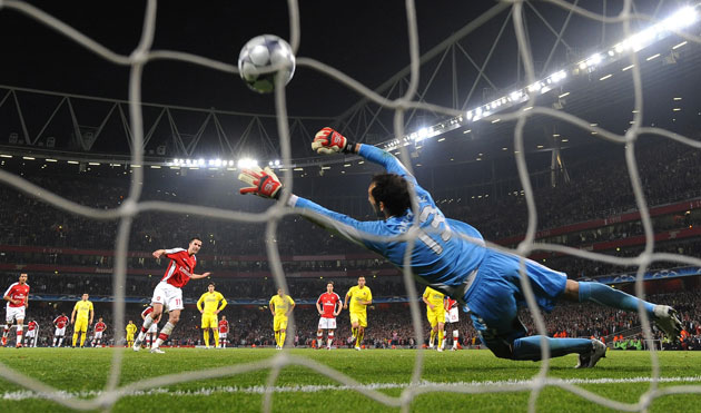 Arsenal v Villarreal: Diego Lopez dives