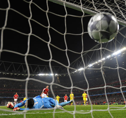 Arsenal v Villarreal: Van Persie scores Arsenal's third