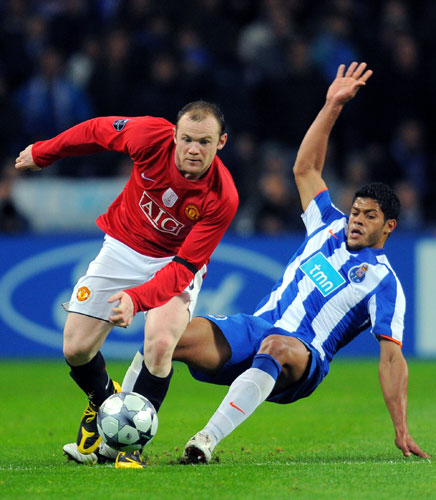 Porto v Manchester United: Rooney goes past Hulk