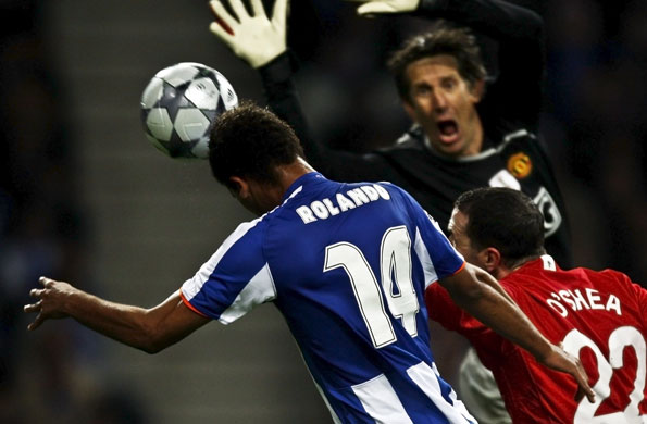 Porto v Manchester United: Rolando header