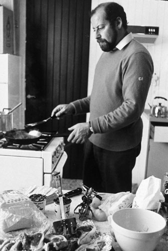 Clement Freud: Clement Freud cooking at home in 1969