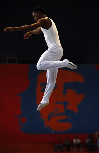 24sport: An athlete jumps on a trampoline