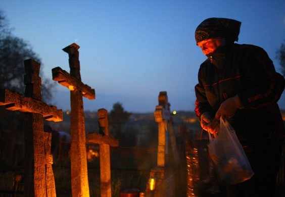 24 hours in pictures : Orthodox Maundy Thursday at a cemetery in  Romania