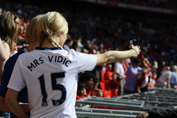 Everton v Man United: Vidic Fan