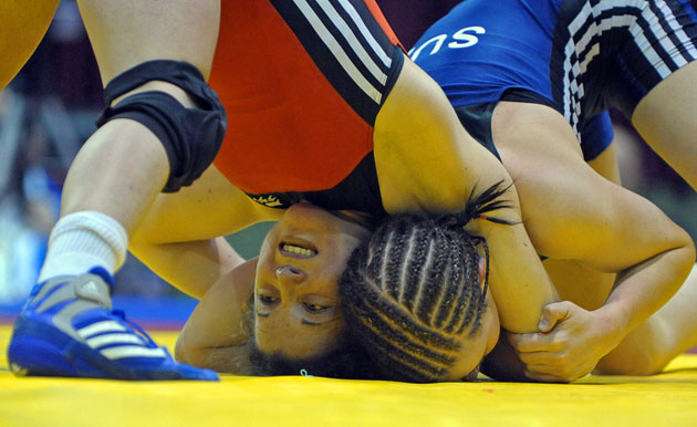 24 Hours in pictures: Nadine Tokar from Switzerland fights with Maria del mar Serrano from Spain
