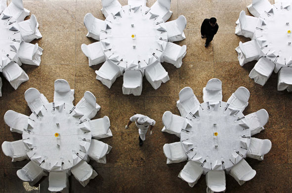 24 hours in pictures : An empty resturant in Singapore