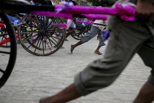 24 hours in pictures : Annual rickshaw race in Calcutta