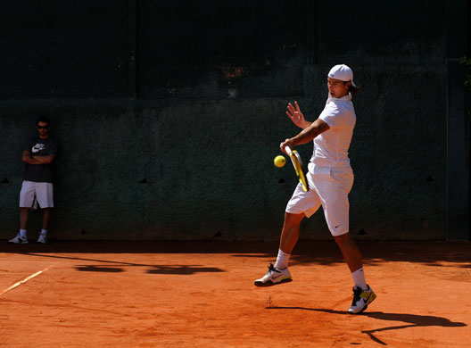 24sport: Rafael Nadal returns a backhand