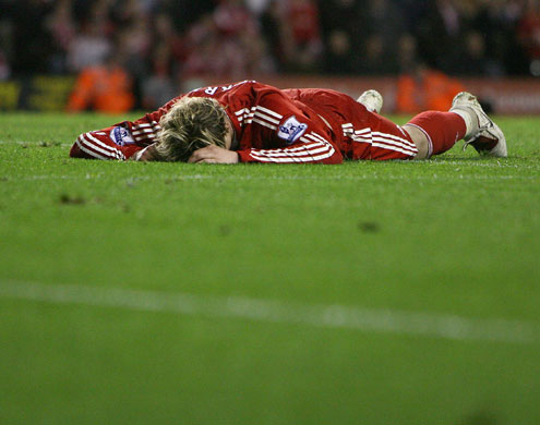 24sport: Fernando Torres looks dejected 