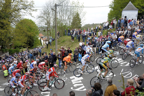24sport: The pack at the Fleche Wallonne cycling race