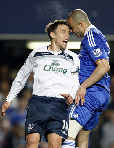 24sport: Chelsea's Alex and Everton's Philip Neville clash