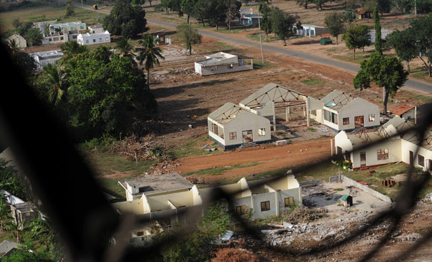 Sri Lanka : Sri Lankan army helicopter flies over Kilinochi