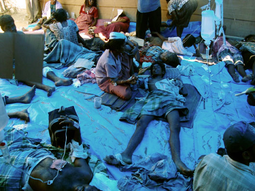 Sri Lanka : Injured Sri Lankan Tamils in the grounds of a hospital 