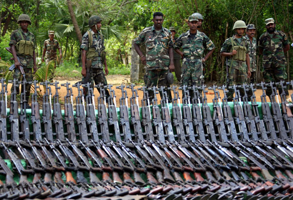 Sri Lanka : Sri Lankan government soldiers diplay captured weapons in Kilinochchi 