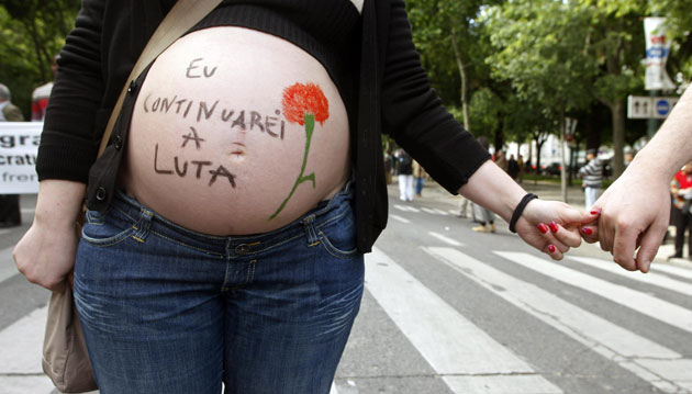 24 hours in pictures: The 35th anniversary of the the Carnation revolution in Portugal  